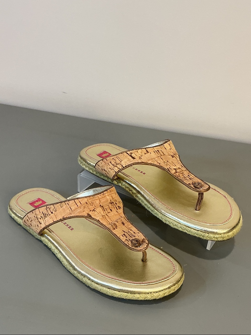 Gorgeous Elaine Turner designer Cork thong sandals in women’s size 7! 👡✨